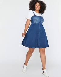 Gli abiti di jeans assumono diverse sfumature a seconda delle scarpe e degli accessori abbinati. Come Indossare E Abbinare Un Vestito Di Jeans 61 Outfit Lookastic