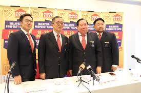 Zulkifly (centre) with other members of rehda selangor and the mapex organising body during the press. Starproperty