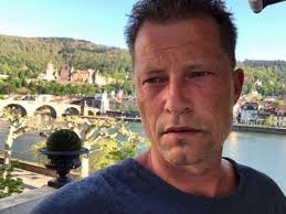 Doch jetzt hat der schauspieler mit einem posting wieder aufmerksamkeit erzeugt. Til Schweiger Auf Osterferien In Heidelberg Selfie Vorm Schloss Und Der Alten Brucke Heidelberg