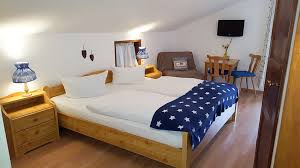 Ein großes schlafzimmer mit dusche/wc und einer neu voll ausgestatteten wohnküche, wo sie ihren urlaub bei uns geniessen können. Bayrischzell Pensionen Zimmer Unterkunfte Ab 40