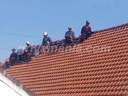 Untuk solusi yang tepat untuk perbaikan rumah anda pilihlah tukang khusus atap bocor. Biaya Tukang Dalam Renovasi Atap Griyamania