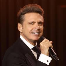 Luis Miguel celebrates tour success with Taylor Swift reference