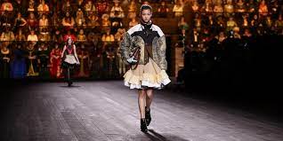 lwi vɥitɔ̃) or by its initials lv, is a french fashion house and luxury goods company founded in 1854 by louis vuitton. Damen Herbst Winter 2020 Fashion Show Die Highlights Louis Vuitton