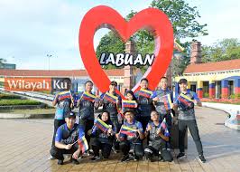 Kepala wilayah persekutuan kuala lumpur, putrajaya dan labuan adalah berada langsung dibawah sultan malaysia (yang dipertuan agong) dengan menteri besar atau menteri eksekutifnya adalah perdana menteri malaysia. Warga Labuan Pada Kempen Kibar Bendera Wilayah Persekutuan Wilayahku