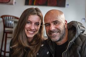 Jolyn bosz ajax coach peter bosz wife bio wiki. Peter Bosz Jolyn Bosz Ufficiale Bundesliga Bayer Leverksuen Esonerato Peter Bosz Peter Bosz Con Gesto Serio Ante El Hertha Easton Montes