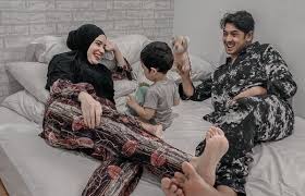 Bahkan pesona putri anne terlihat begitu natural ketika kenakan mukena. Arya Saloka Santai Kenakan Piyama Bersama Istri Dan Anak Netizen Kesayangan Emak Semua