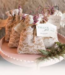 Su objetivo es ofreceros regalos y detalles de boda prácticos y atractivos, sin por eso tener que renunciar a la calidad y al buen precio. Bolsitas De Lino Con Encaje Para Detalles De Boda Despedida De Soltera Rustica Decoraciones Florales Para Boda Bodas Elegantes Rusticas