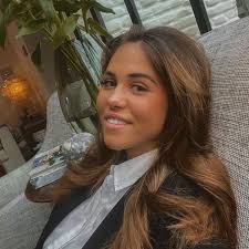 Dit is Sarah Puttemans, alias mevrouw Viktor Verhulst: “Jetsetter, maar ook  hele harde werkster”