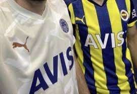 Fenerbahçe tarihinin efsane ismi, uçan kaleci lakaplı cihat arman'dan ismini alan forma sarı şort ve. Fenerbahce Nin Yeni Sezon Formalari Sizdirildi