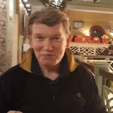 Юрий лахин — выпусник свердловского театрального училища, играл на сцене «сатирикона», театра на покровке и в свердловском драматическом театре. Cqs5lpvkbee Am