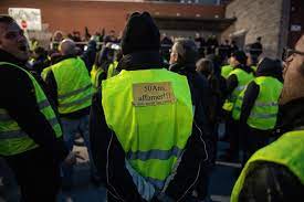 « dans jojo, le gilet jaune, l'académicienne exprime l'élan de solidarité qu'elle a éprouvé dès le début pour le mouvement. Jojo Le Gilet Jaune De Daniele Sallenave