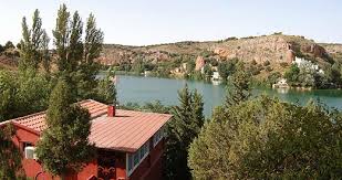 Una habitación de matrimonio grande, una habitación doble con dos camas, un baño totalmente equipado además de columna de hidromasaje, una cocina unida al salón equipada con. La Buena Siesta Casa Rural En Lagunas De Ruidera