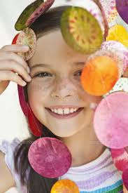 Germany, Bavaria, Landshut, laughing little girl  tobogganin[11094030009]の写真・イラスト素材｜アマナイメージズ