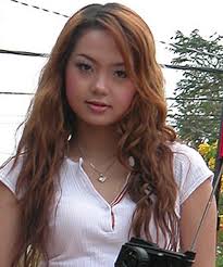 Năm 13 tuổi, bố mẹ cô xảy ra mâu thuẫn và sau đó các sự kiện thế giới vào năm sinh minh hằng. Qua Trinh Lá»™t Xac Kinh Ngáº¡c Cá»§a Má»¹ Ná»¯ Váº¡n NgÆ°á»i Me Minh Háº±ng