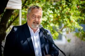 Bányai azt írta, a kiskunhalasi mobil járványkórházban ápolják, ahol jó kezekben van, orvosai, ápolói mindent megtesznek a betegek. Banyai Gabor Orszaggyulesi Kepviselo Postimet Facebook