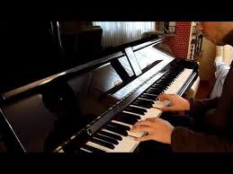 Aquí está el vídeo original y más abajo la partitura para piano.prestar mucha atención al piano, que está presente durante toda la canción… Que Sabra Neruda Javy Ramirez Piano Cover