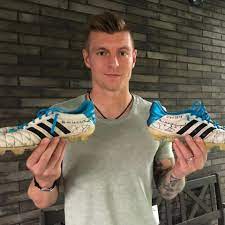 And now we finally get a closer look at toni kroos' adidas adipure cleats. Real Madrid Star Toni Kroos Selling Shirt And Boots From Champions League Final Win In Kiev For Charity