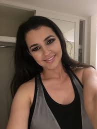 Falle... aveces como hija , como pareja , como sobrina , como hermana y  como amiga. No siempre digo lo correcto. No soy la mujer más hermosa del  mundo , pero soy