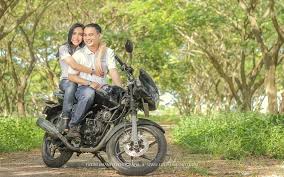 Prewedding motor cb, pre wedding hijab outdoor, foto prewedding motor cb, foto prewed. Foto Prewedding Motor Ala Biker Outdoor Lukihermanto Fotografix