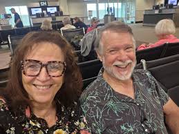 Friends, who knows the name of the pianist of the main stage of the  Paradisus resort? I want to write his name