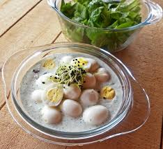 Salata Din Oua De Prepelita Cu Sos De Branza