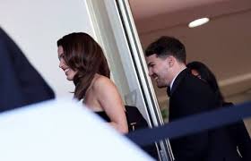 Très glamour, Antoine Dupont et Iris Mittenaere ont monté les marches du  Palais des Festivals pour le film "Dossier 137" - Nice-Matin