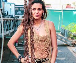 Maria isabel roseta, mais conhecida por cuca roseta, é uma verdadeira inspiração. Cuca Roseta A Fadista Que Troca O Xaile Pelos Biquinis Reduzidos