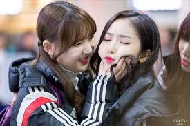 They're girlfriends sorry not sorry, so cuties and extra but i love them ~♡~ sinrin | see more about gfriend, . Yerin Actually Bothered Sinb Enough To Annoy Her Yeoja Chingu Amino Amino