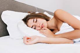 Faz bem dormir sem calcinha? Especialistas explicam 4 benefícios da prática