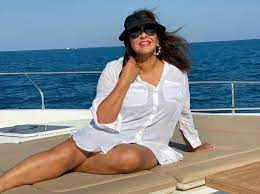 وتجسد الفنانة هالة صدقي بالمسلسل شخصية مركبة معتمدة على مظهرها بشكل كبير حيث استطاعت هالة صدقي تقديم لوك. Ù‡Ø§Ù„Ø© ØµØ¯Ù‚ÙŠ ØªØ«ÙŠØ± Ø§Ù„Ø¬Ø¯Ù„ Ø¨Ø£Ø­Ø¯Ø« Ø¥Ø·Ù„Ø§Ù„Ø§ØªÙ‡Ø§ Ø´Ø§Ù‡Ø¯ Ø§Ù„ÙŠÙˆÙ… Ø§Ù„ÙˆØ·Ù† Ø§Ù„ÙŠÙˆÙ…