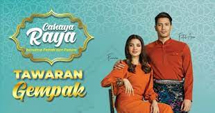 Di video ini ada sekelompok orang yang lagi nyanyi di sebuah ruangan karaoke. Hot Fm Lebih Hangat Daripada Biasa