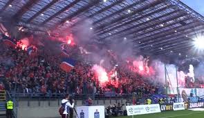 W piątek aż pięciokrotnie kibice legii mogli cieszyć się z kolejnych goli podopiecznych henninga berga. Kontrowersyjna Flaga Na Meczu Wisla Krakow Legia Warszawa Wideo