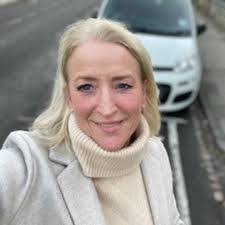 Elizabeth Simmonds's Instagram, Twitter & Facebook