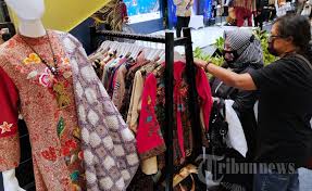 Empat fatimah (63), salah satu perajin anyaman bambu di kampung cijatun, desa selaawi. Pekan Kerajinan Jawa Barat 2021 Foto 6 1879656 Tribunnews Com Mobile