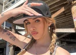 Faye Gamble's Instagram, Twitter & Facebook