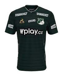 Estas ven el regreso de le coq sportif como sponsor del club colombiano después de 35 años, contando además con diseños de patnenka, amigo de la casa.una tercera camiseta y un modelo retro basado en el de los años 80 serán presentados en los próximos meses. Deportivo Cali 2021 Home Kit