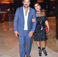 الزعيم عادل امام يتسبب في احراج ابنه محمد امام اثناء تكريمه في مهرجان الجونة السينمائي في. Ø§Ø·Ù„Ø§Ù„Ø© Ø§ØµØ§Ù„Ø© ÙÙŠ Ø­ÙÙ„ Ø²ÙØ§Ù Ù…Ø­Ù…Ø¯ Ø¥Ù…Ø§Ù… ØªØ«ÙŠØ± Ø§Ù„Ø¬Ø¯Ù„ Ø¨Ù‡Ø°Ø§ Ø§Ù„Ø­Ø°Ø§Ø¡ Ø§Ù„ØºØ±ÙŠØ¨ Ù…Ø´Ø§Ù‡ÙŠØ±