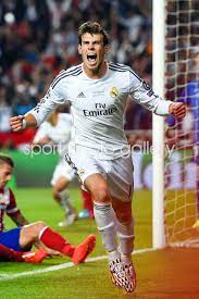 Bale 2014 uefa şampiyonlar ligi final maçının uzatma dakikalarında bir gol atarak takımının kupayı kazanmasına katkıda bulunmuştur. Champions League 2014 Print Football Posters Gareth Bale