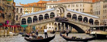 Su centro histórico, declarado patrimonio de la humanidad por la unesco, está situado en un conjunto de islas en la laguna de venecia, en el norte del mar adriático. Conocer Venecia Italia Paseos Por Las Calles Y Callejones En Venecia Venezia Turitalia Com