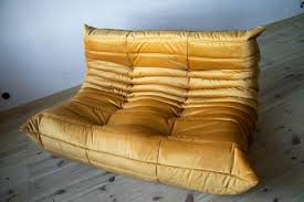 Manufacturing furniture by the rhône river since 1860. Goldrute Samt Togo Sessel Und Hocker Set Von Michel Ducaroy Fur Ligne Roset 1970er Bei Pamono Kaufen