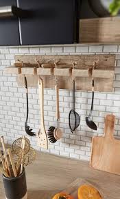 En Quelques Minutes Seulement Fabriquez Votre Credence De Cuisine En Bois Et Bois Flotte Grace Cuisine Bois Ustensile Cuisine Ustensiles De Cuisine En Bois