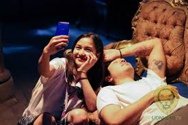 Catherine zeta jones, aaron eckhart, abigail breslin and others. Movie Review Fan Girl Is The Modern Day Bona Lionheartv