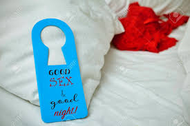 Nahaufnahme Einer Blauen Tür Kleiderbügel Mit Dem Text Guten Sex Und Gute  Nacht Darin Geschrieben, Auf Einem Bequemen Bett Neben Einem Sexy BH Roter  Spitze Auf Einem Kissen Gelegt Lizenzfreie Fotos, Bilder