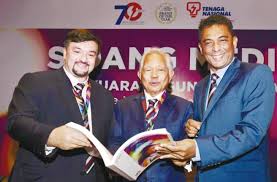 Tan sri leo moggie (left) with professor shahwahid of upm. Tnb To Start Fibre Optics Infrastructure Venture This Year