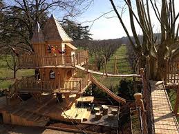 Dormir dans une des cabanes dans les arbres fait partie des séjours insolites du moment. Cabane Dans Les Arbres Decouvrez Les Domaines Campings Qui Proposent Des Cabanes Perchees