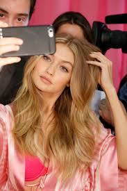 Gigi Hadid Victorias Secret Fashion Show 2015 Goruntuler Ile Victoria Secret Melekleri Victoria Sac Renkleri