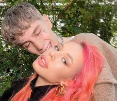 После того, как исполнительница клава кока. Na Instasamku I Ee Bojfrenda Podali V Sud