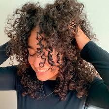With only a side part to worry about, it's very low maintenance. 7 Differences Between Layered And Non Layered Curly Hair Which Option Is Better For Your Curls