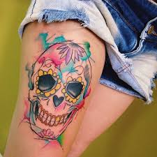 On poursuit en cet fin d'après midi nos articles sur le thème des modèles de tattoos les plus populaires dans les salons de tatoueurs avec un nouveau dessin très à la mode. 1001 Idees Tatouage Tete De Mort Mexicaine Qui Vivra Calavera