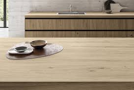 Las encimeras de madera maciza son cada vez menos utilizadas, ya que son poco resistentes al calor y a los golpes, eso sí son verdaderamente llamativas y muy adecuadas para aquellas cocinas de aire colonial. Cocinas Blancas Con Encimeras Efecto Madera Un Clasico Renovado